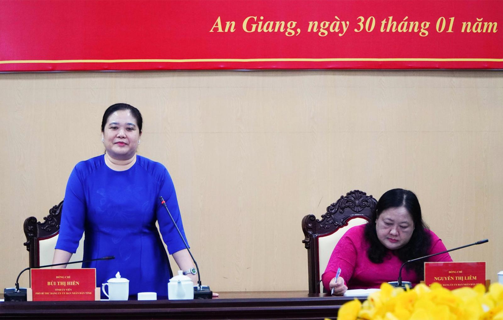 Trao Huy hiệu Đảng cho 18 đảng viên thuộc Đảng bộ UBND tỉnh An Giang