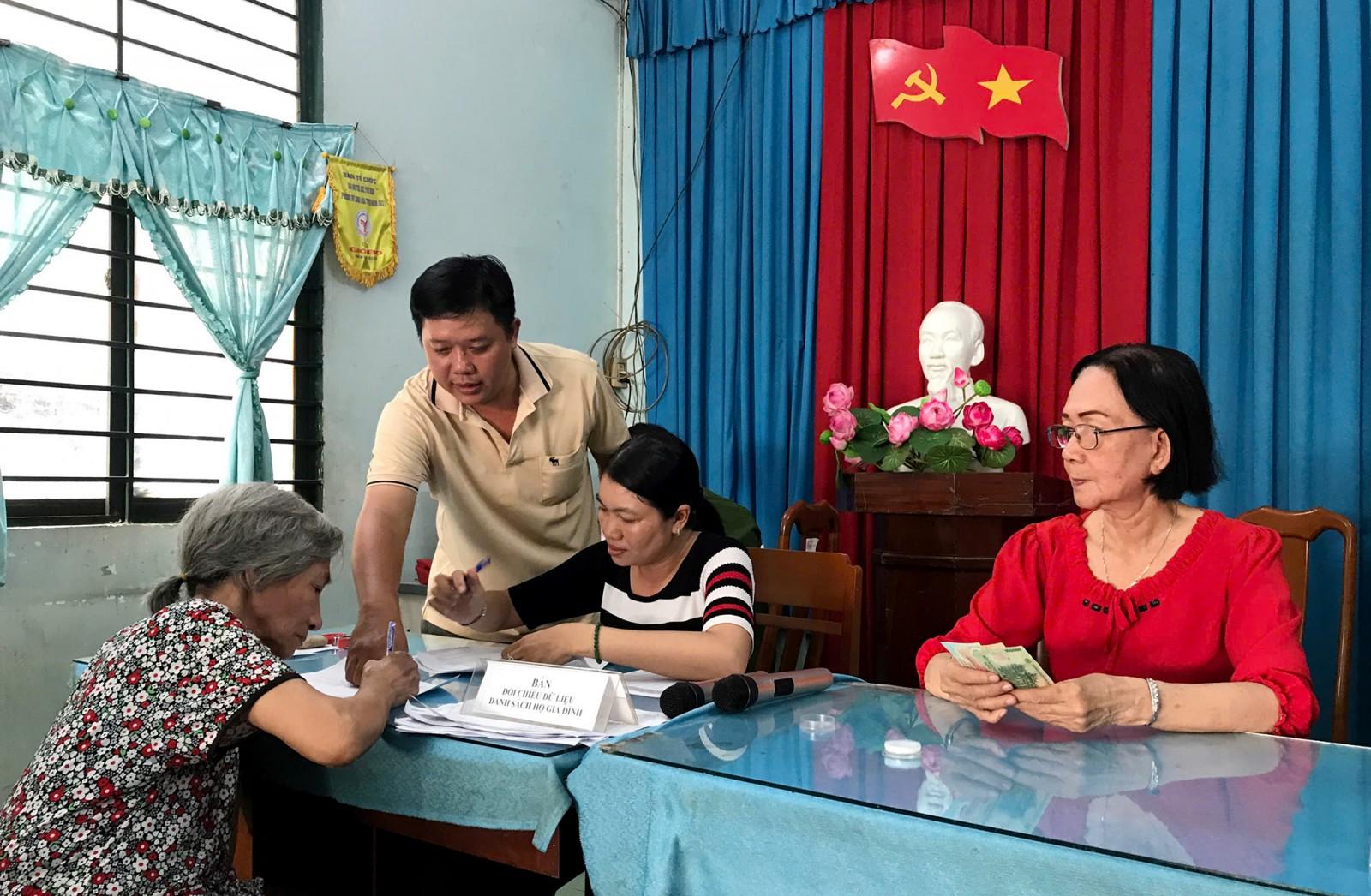 Nhân dân phấn khởi nhận quà Tết Độc lập