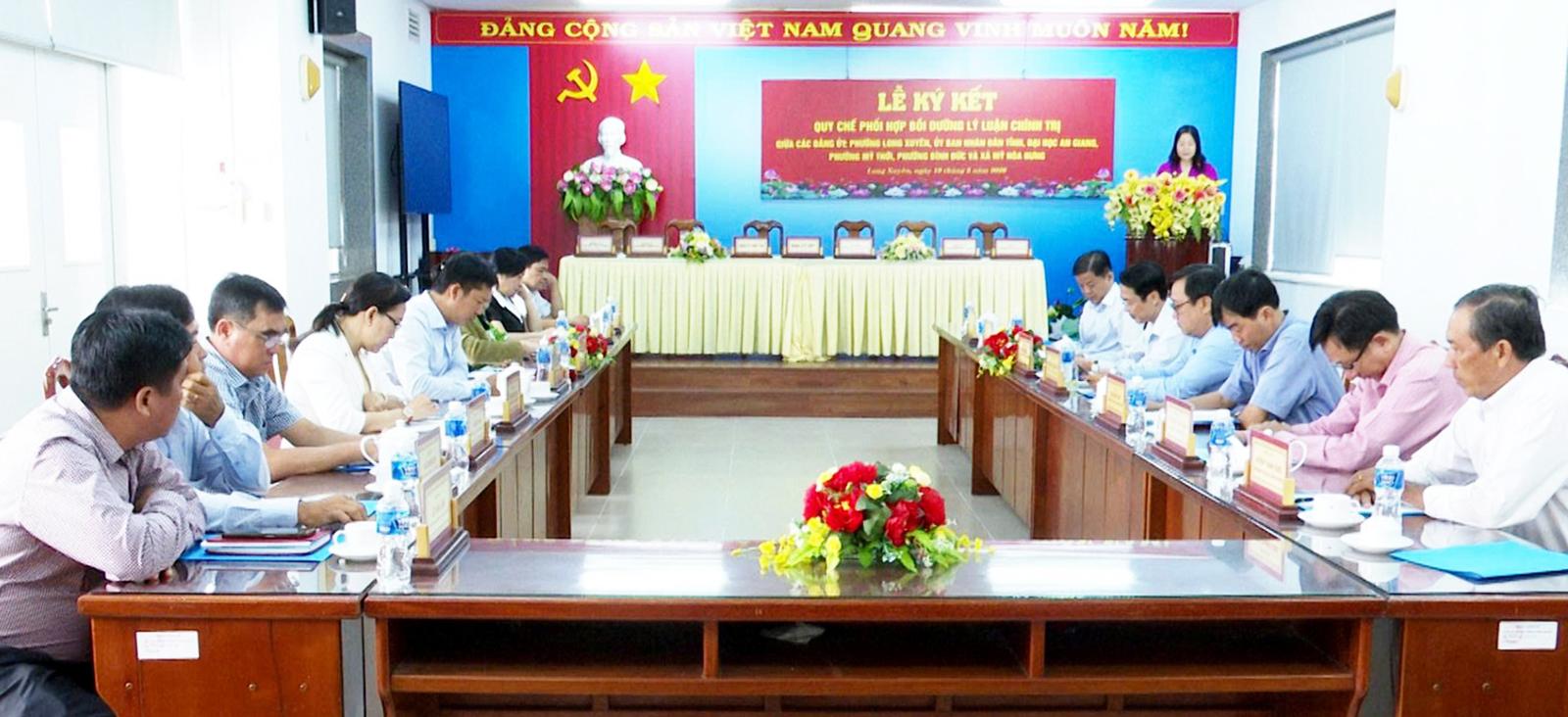 Quang cảnh buổi ký kết