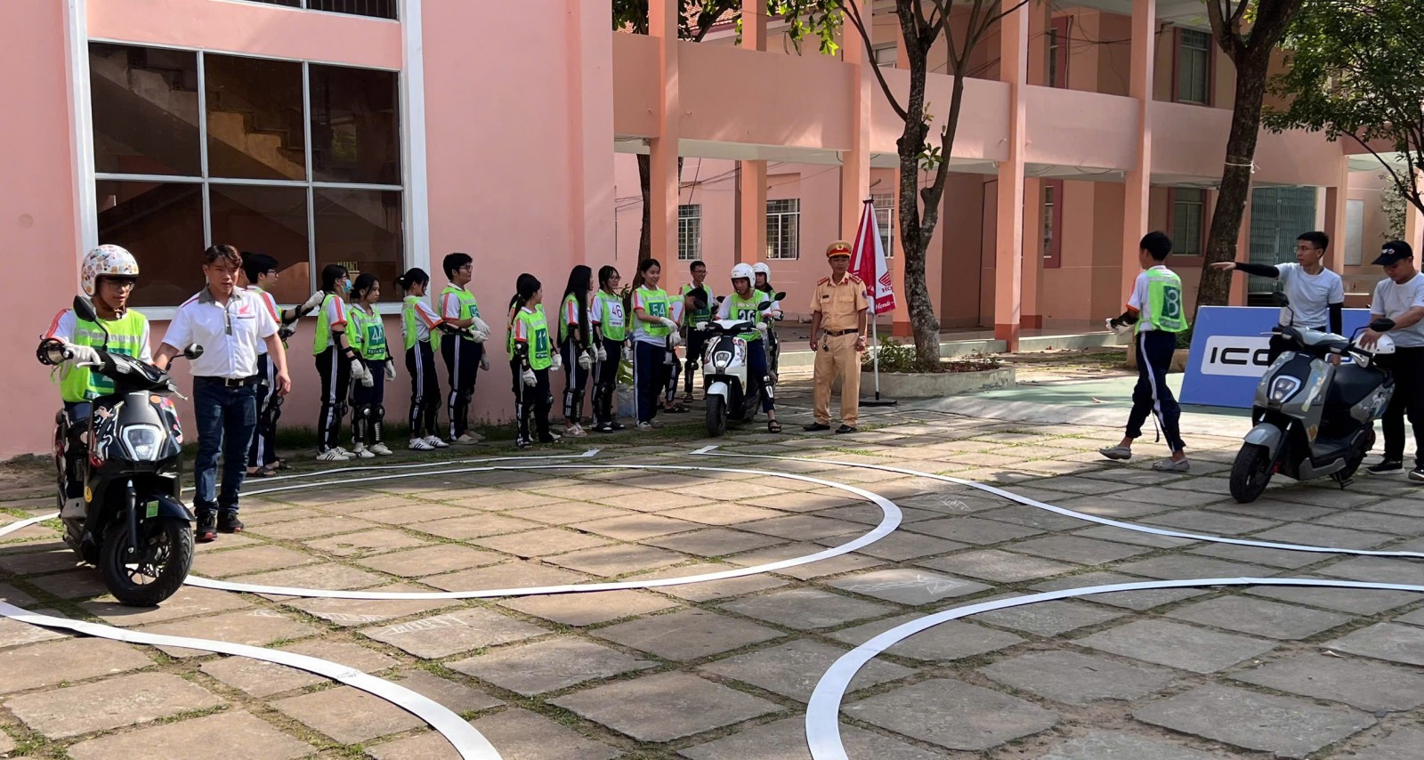 200 học sinh Trường THPT chuyên Thoại Ngọc Hầu được đào tạo kỹ năng lái xe an toàn Học sinh được đào tạo hường dẩn lý thuyết và thực hành