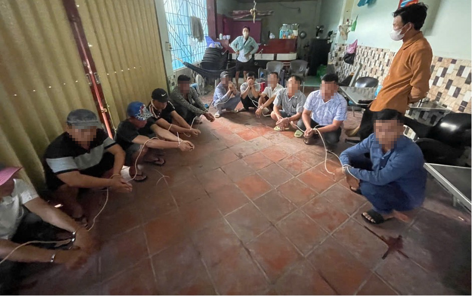 Công an phường Vĩnh Thông bắt quả tang 11 đối tượng đánh bạc qua mạng
