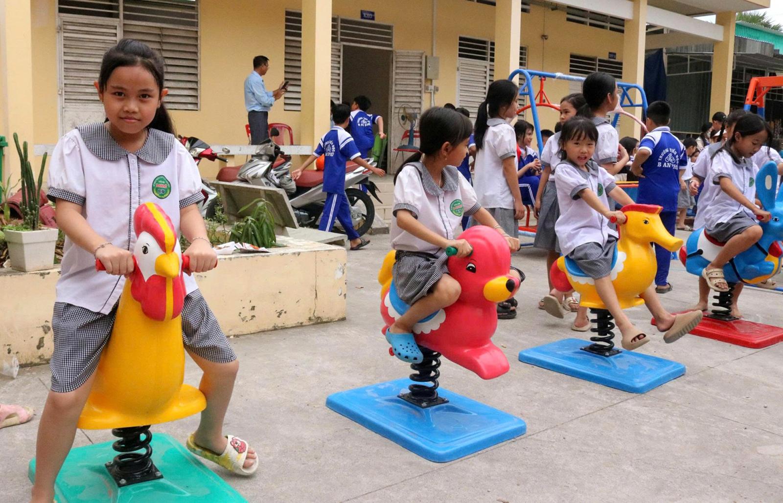 Hội đồng đội Trung ương tặng sân chơi thiếu nhi cho học sinh phường Tịnh Biên