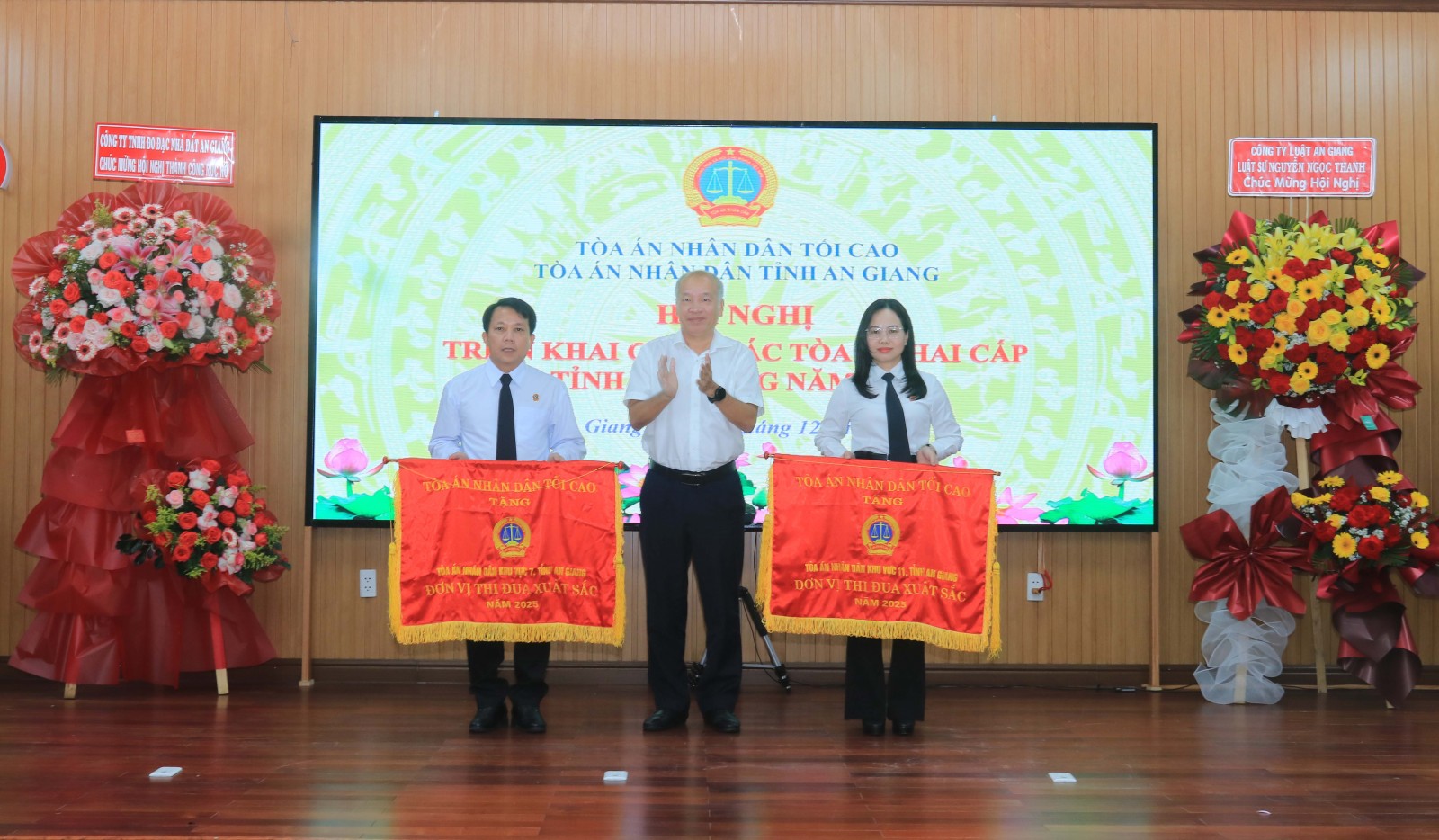 Năm 2025, Tòa án nhân dân tỉnh giải quyết 36.884 vụ, việc Ủy viên Ban Thường vụ Tỉnh ủy, Phó Bí thư thường trực Đảng ủy Các cơ quan Đảng tỉnh An Giang, Võ Nguyên Nam trao cờ thi đua Tòa án nhân dân