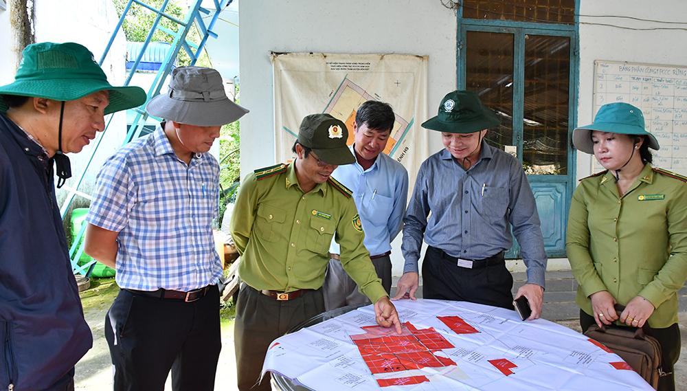 Bí thư Đảng ủy xã Hòn Đất Dương Minh Tâm kiểm tra công tác phòng, chống cháy và bảo vệ rừng