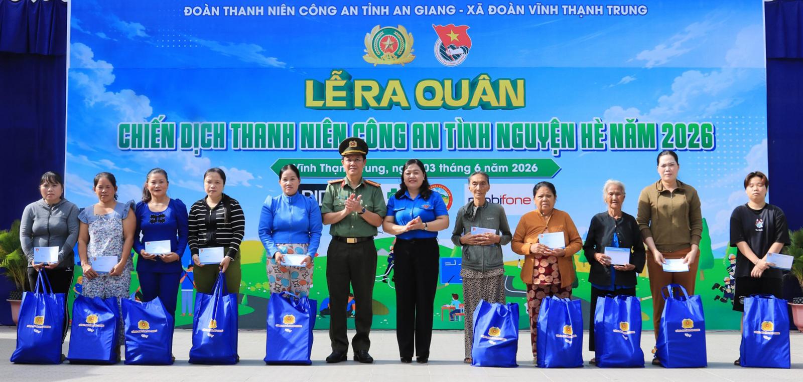 Đại tá Lê Phú Thạnh Phó Giám đốc Công an tỉnh và Thị Phương Hồng Phó Bí thư Thường trực Tỉnh đoàn tặng quà cho hộ khó khăn xã Vĩnh Thạnh Trung