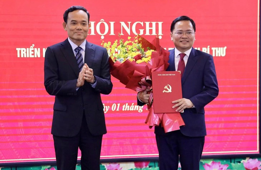 Trưởng Ban Chính sách, Chiến lược Trung ương Trần Lưu Quang trao quyết định cho ông Nguyễn Đức Hiển - Ảnh: Ban Chính sách, chiến lược Trung ương