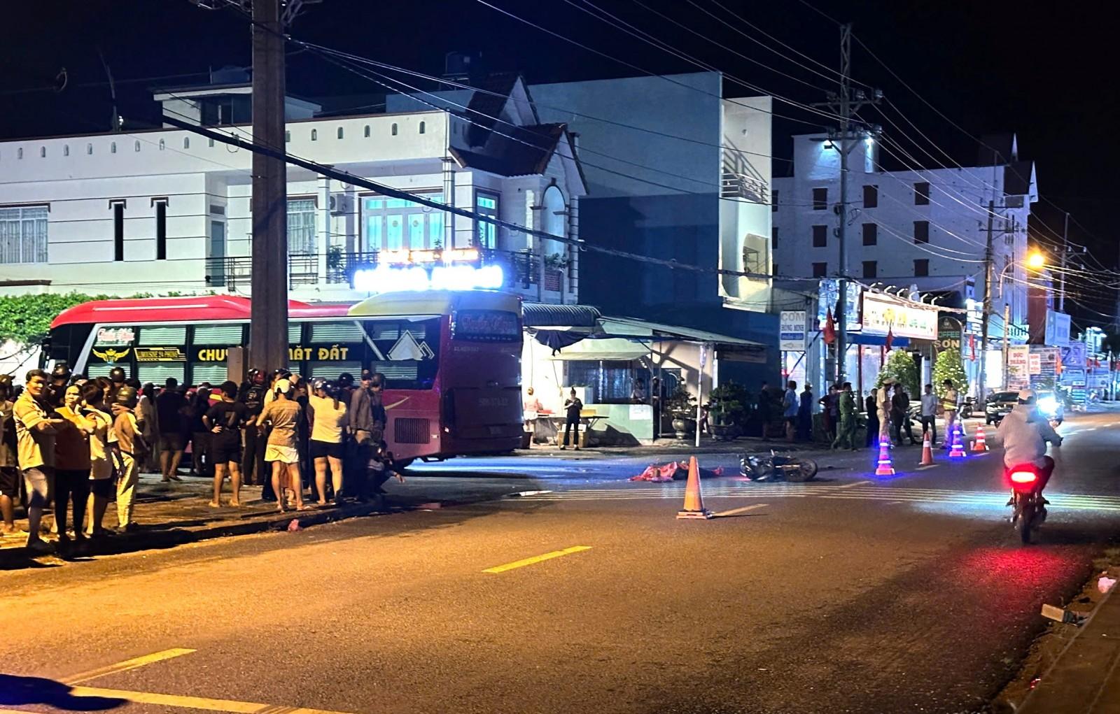 Xe máy va chạm ô tô khách, một người tử vong