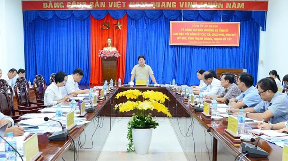 Trưởng ban Tuyên giáo và Dân vận Tỉnh ủy An Giang Tống Phước Trường làm việc với 5 xã về công tác chuẩn bị đại hội