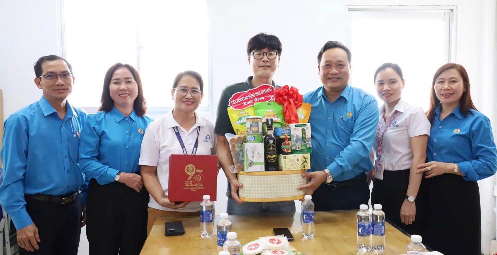 Gần 1.000 đoàn viên, người lao động thưởng thức “Bữa cơm Công đoàn”