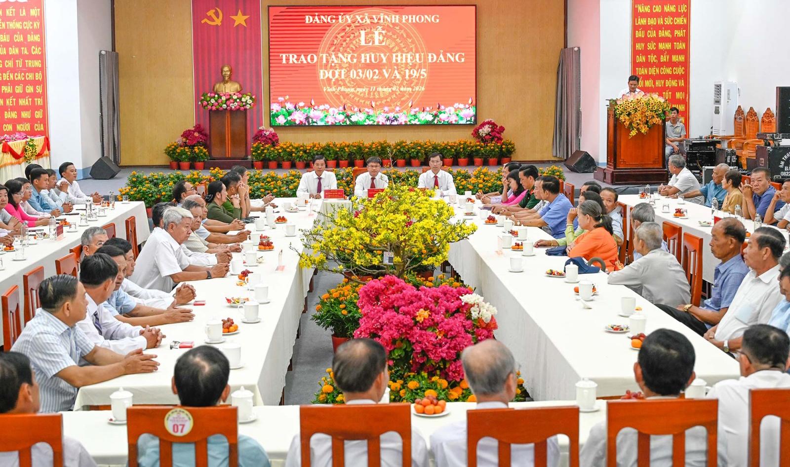 Vĩnh Phong trao huy hiệu Đảng và họp mặt mừng Đảng - mừng Xuân năm 2026