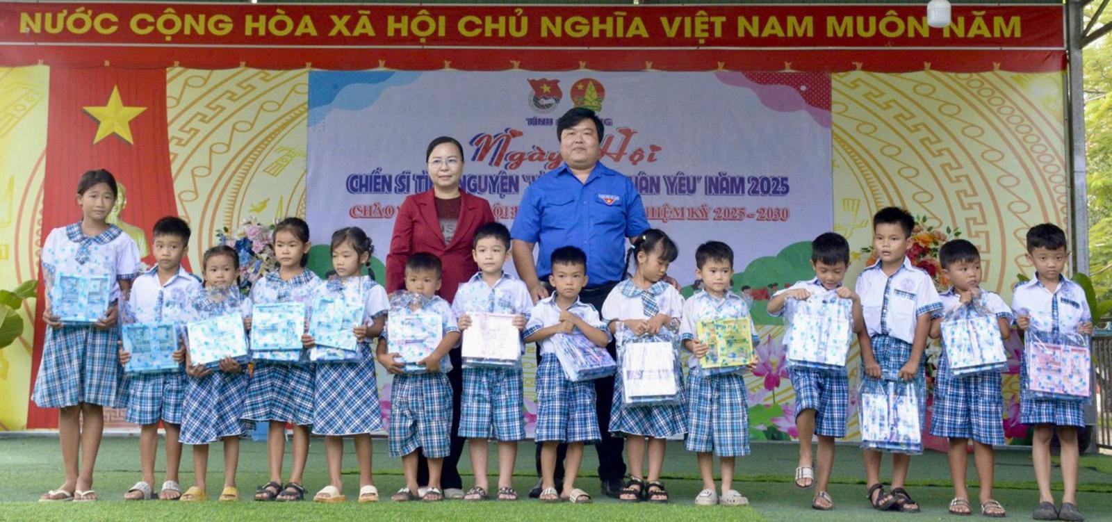 Sôi nổi Ngày hội Chiến sĩ tình nguyện “Vì đàn em thân yêu”