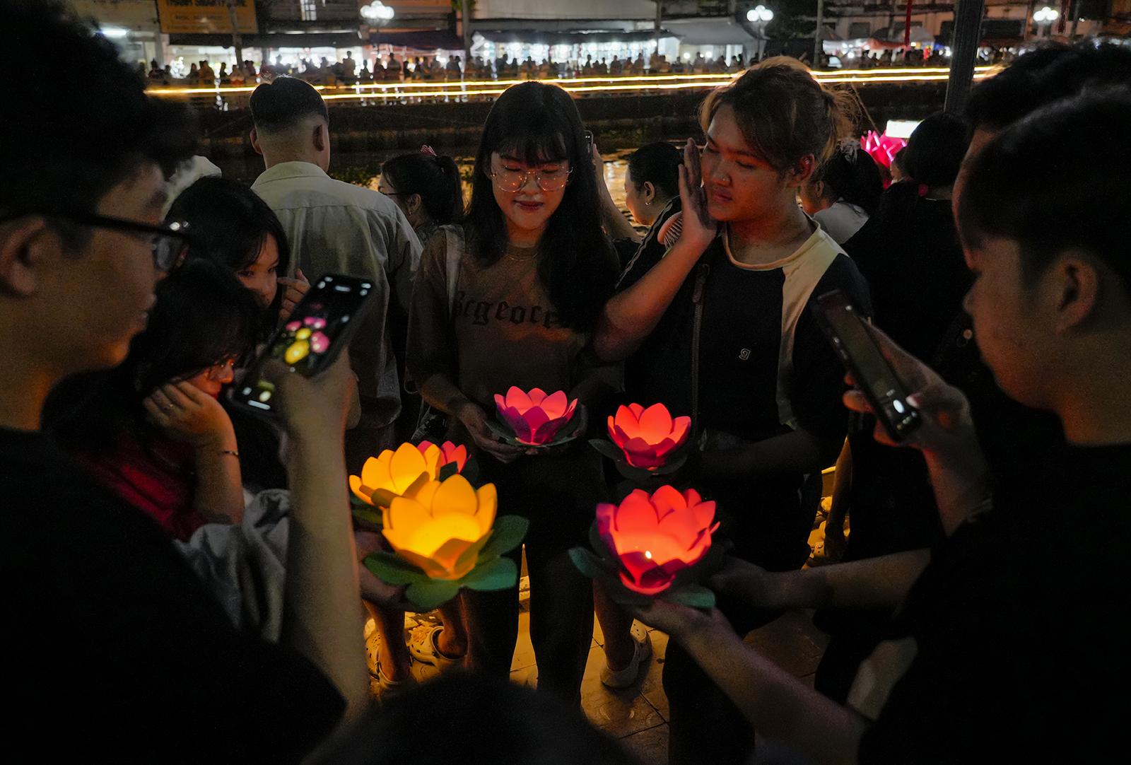 Hàng ngàn hoa đăng lung linh tỏa sáng trên sông Kiên