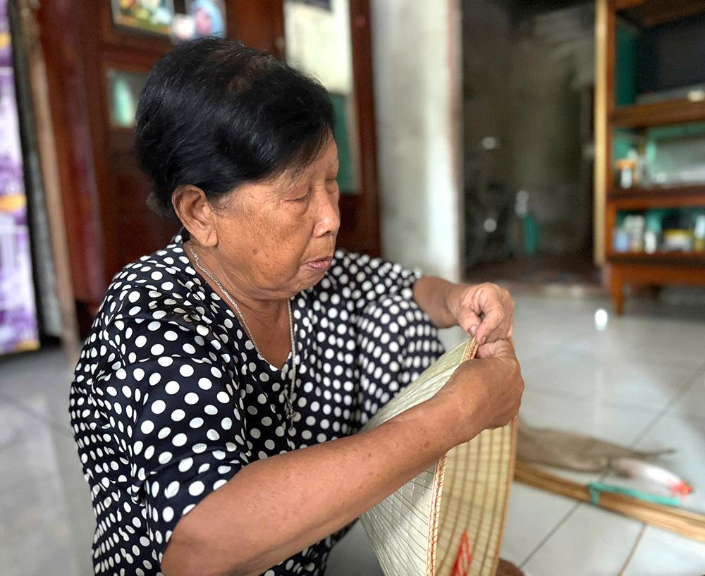 Giữ lửa nghề chằm nón lá ở xã Thạnh Đông
