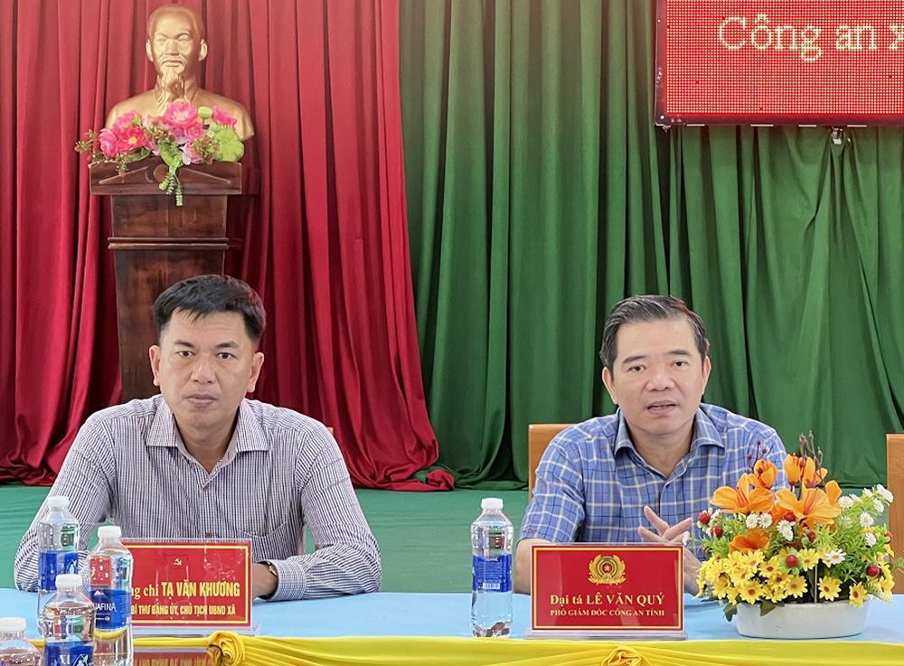 Thăm, động viên cán bộ, chiến sĩ Công an xã Khánh Bình