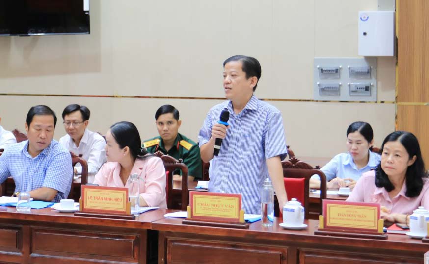 Trưởng Ban Xây dựng Đảng phường Long Xuyên Châu Nhựt Văn phát biểu ý kiến