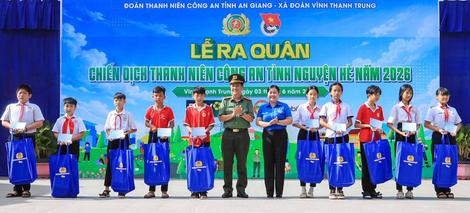 Đại tá Lê Phú Thạnh Phó Giám đốc Công an tỉnh và Thị Phương Hồng Phó Bí thư Thường trực Tỉnh đoàn tặng học bổng cho các học sinh xã Vĩnh Thạnh Trung