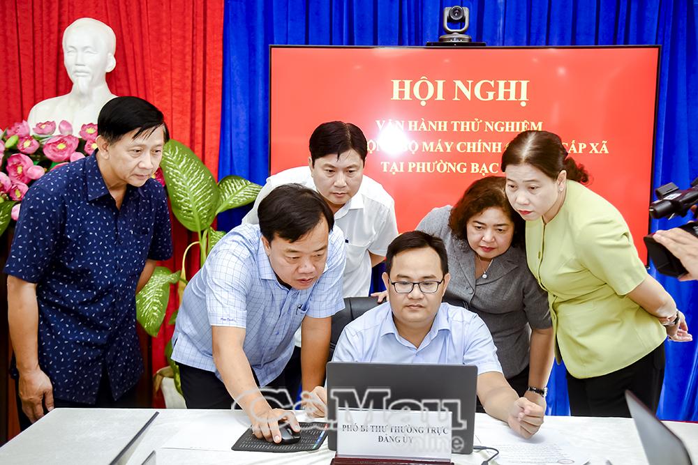 Ðồng chí Huỳnh Quốc Việt (thứ hai từ phải sang), Phó Bí thư Thường trực Tỉnh uỷ Cà Mau kiểm tra vận hành thử nghiệm bộ máy hành chính cấp xã tại phường Bạc Liêu. Ảnh: HỮU THỌ