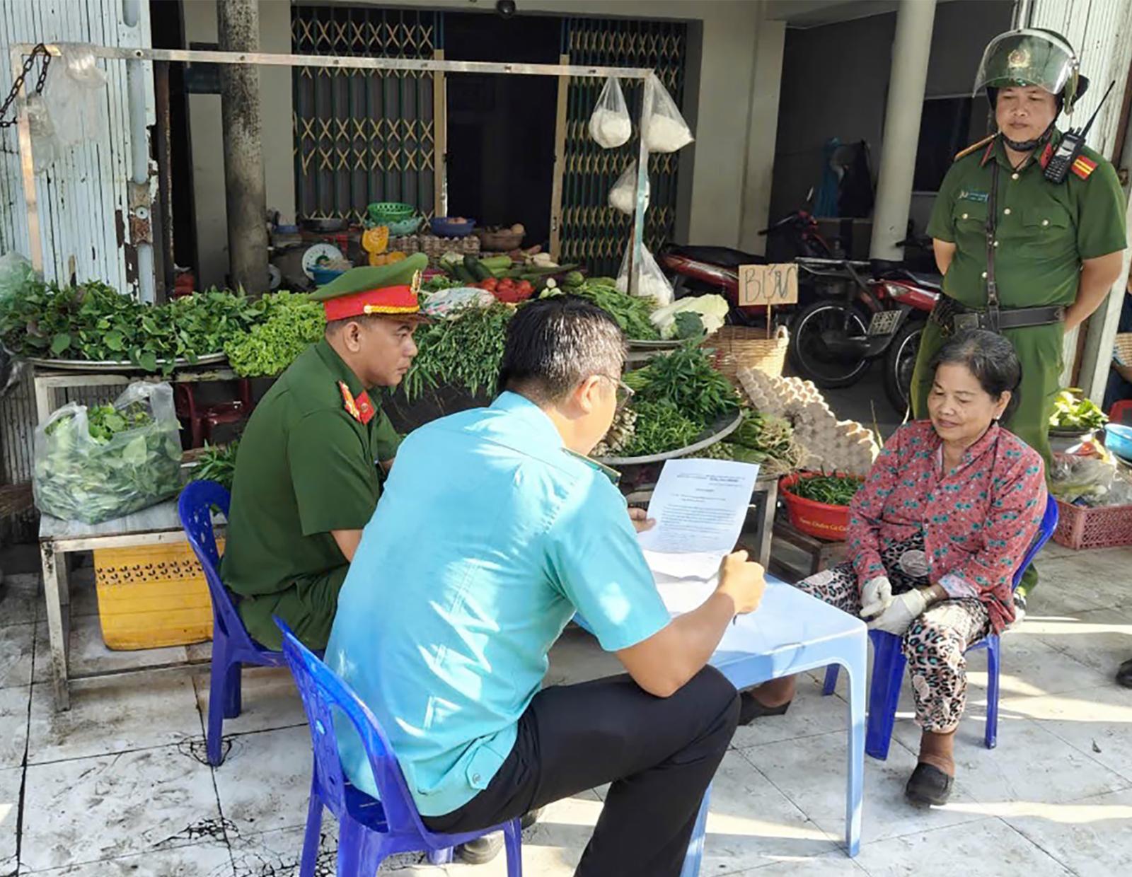 Lực lượng nhắc nhỡ và cho người dân thực hiện cam kết