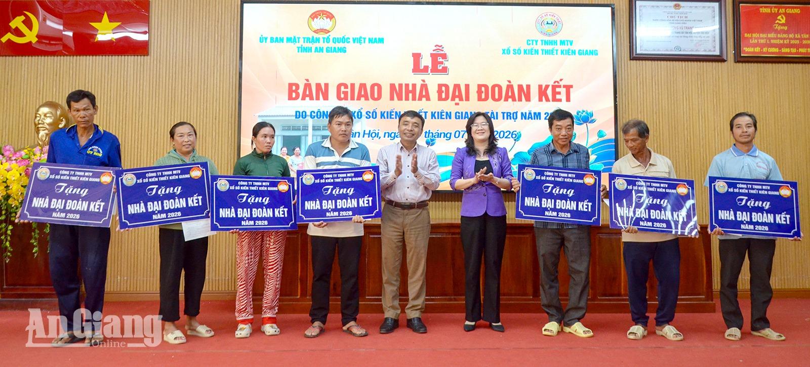 Xã Tân Hội bàn giao 7 căn nhà đại đoàn kết