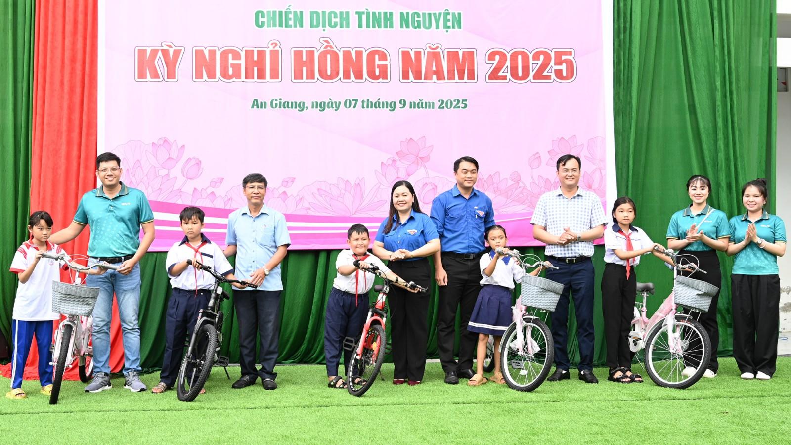 Hơn 100 đoàn viên, thanh niên tham gia Chiến dịch tình nguyện “Kỳ nghỉ hồng”