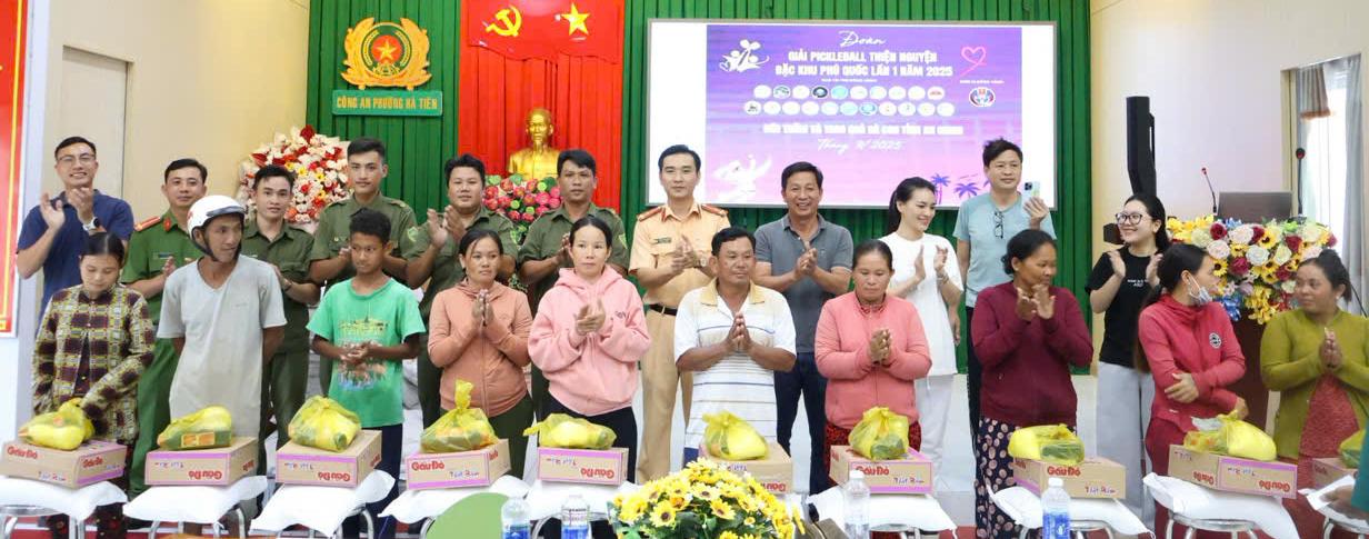 Tuyên truyền pháp luật, tặng quà cho hộ khó khăn, học sinh vượt khó học giỏi phường Hà Tiên