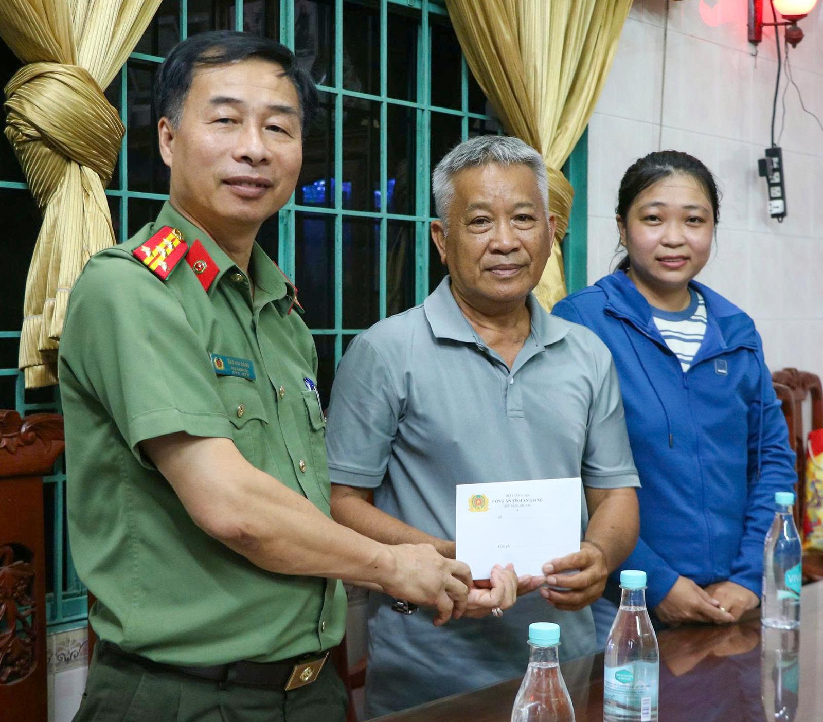 Trao quà cho gia đình chính sách, gia đình có công trong lực lượng An ninh nhân dân trên địa bàn tỉnh An Giang