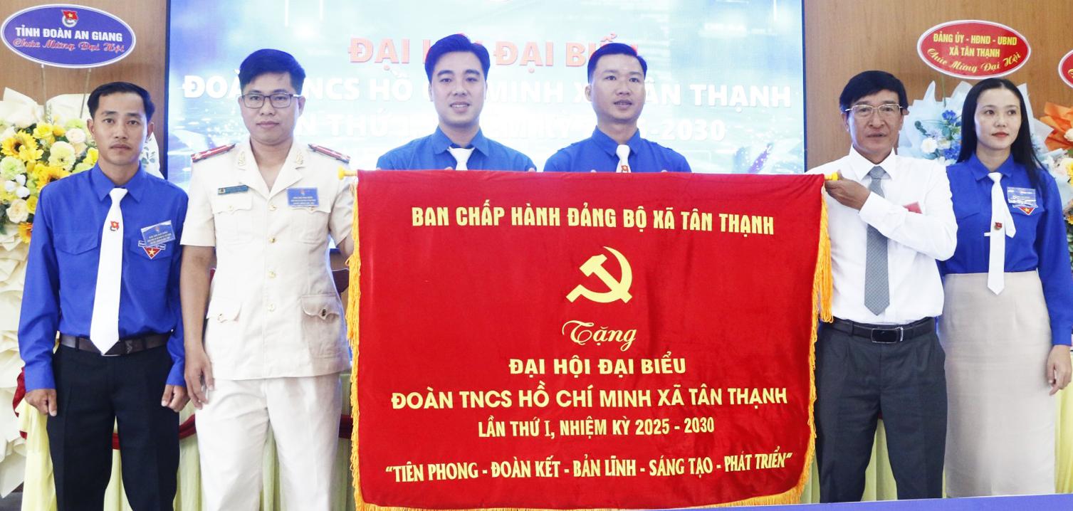 Đại hội đại biểu Đoàn Thanh niên Cộng sản Hồ Chí Minh hai xã Tân Thạnh và Đông Hưng