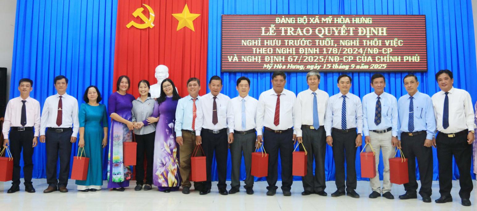 Tặng quà tri ân các cán bộ nhận quyết định