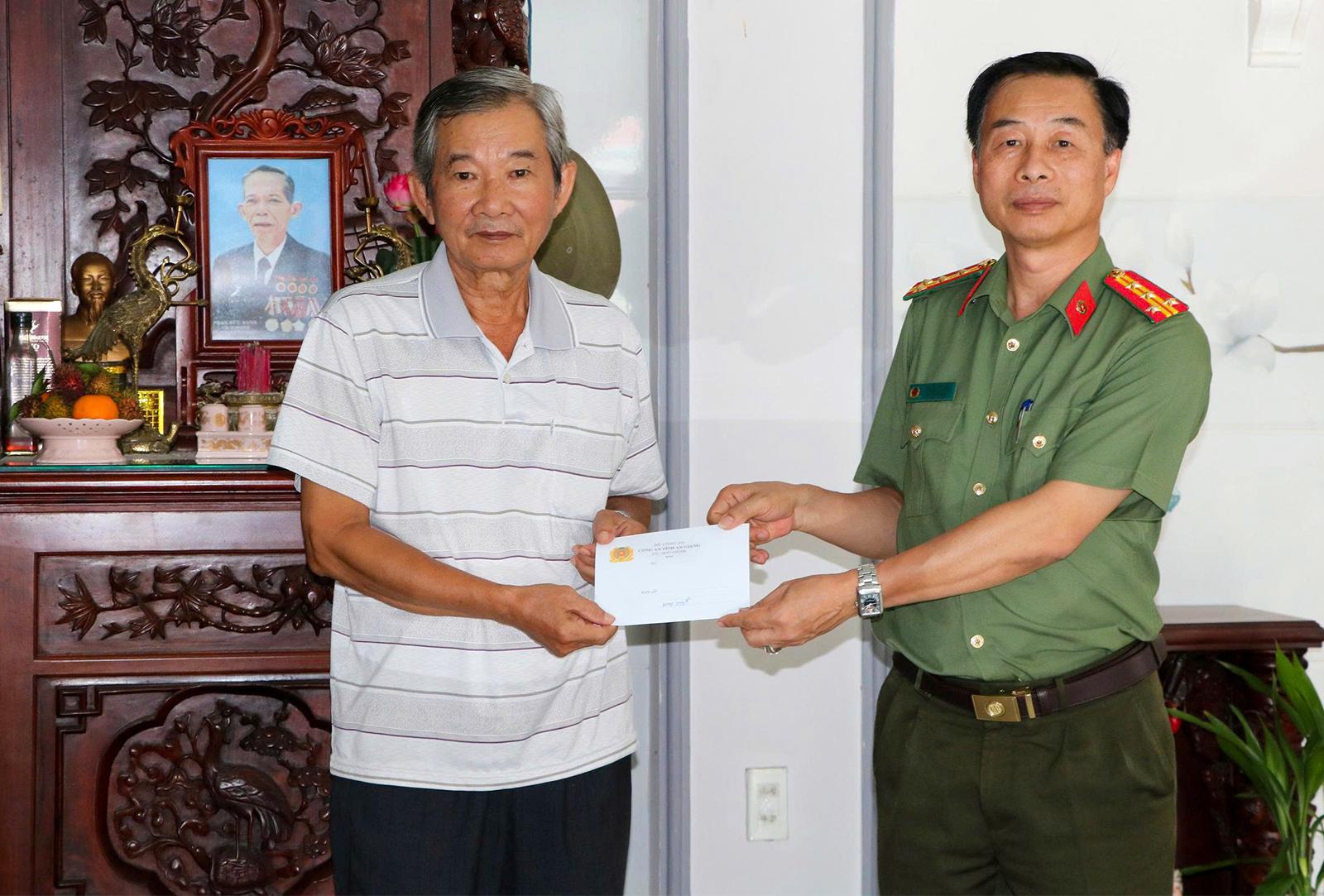 Trao quà cho gia đình chính sách, gia đình có công trong lực lượng An ninh nhân dân trên địa bàn tỉnh An Giang