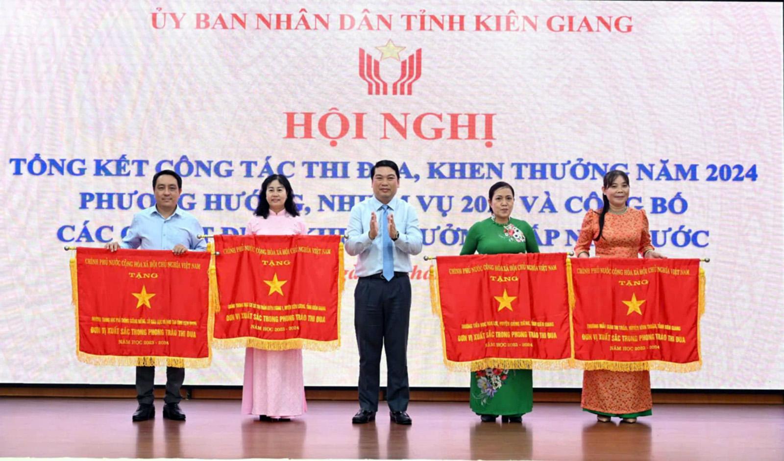 Thi đua là sức sống của phát triển