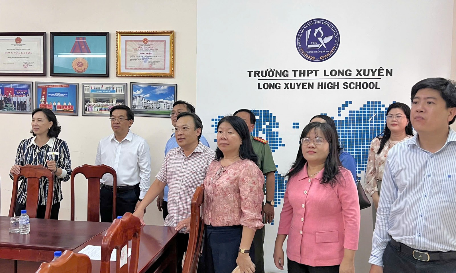 Phó Chủ tịch UBND tỉnh Nguyễn Thị Minh Thúy kiểm tra phòng bảo quản đề thi và bài thi Trường THPT Long Xuyên