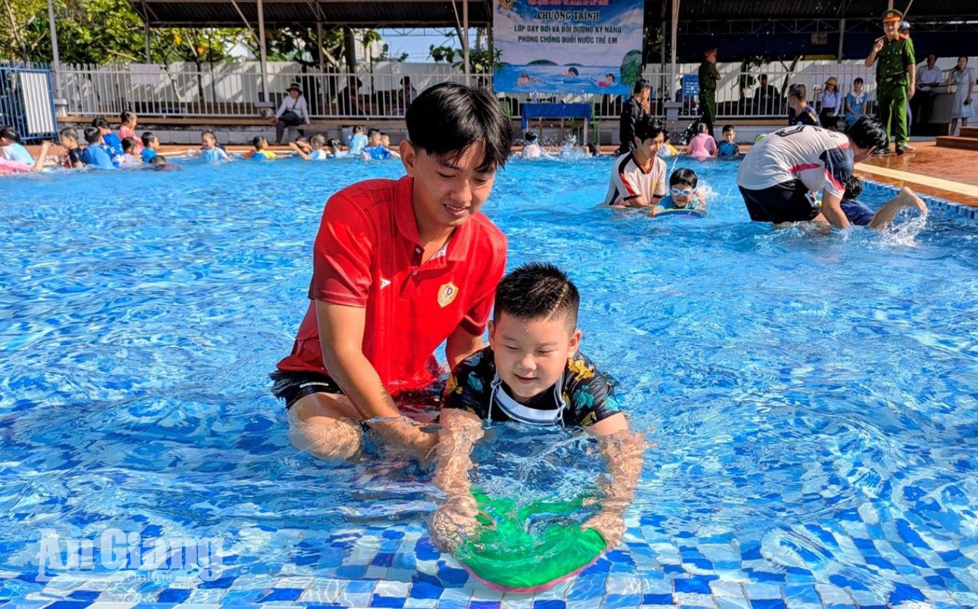 Công an An Giang dạy bơi, trang bị kỹ năng phòng chống đuối nước cho gần 60 học sinh