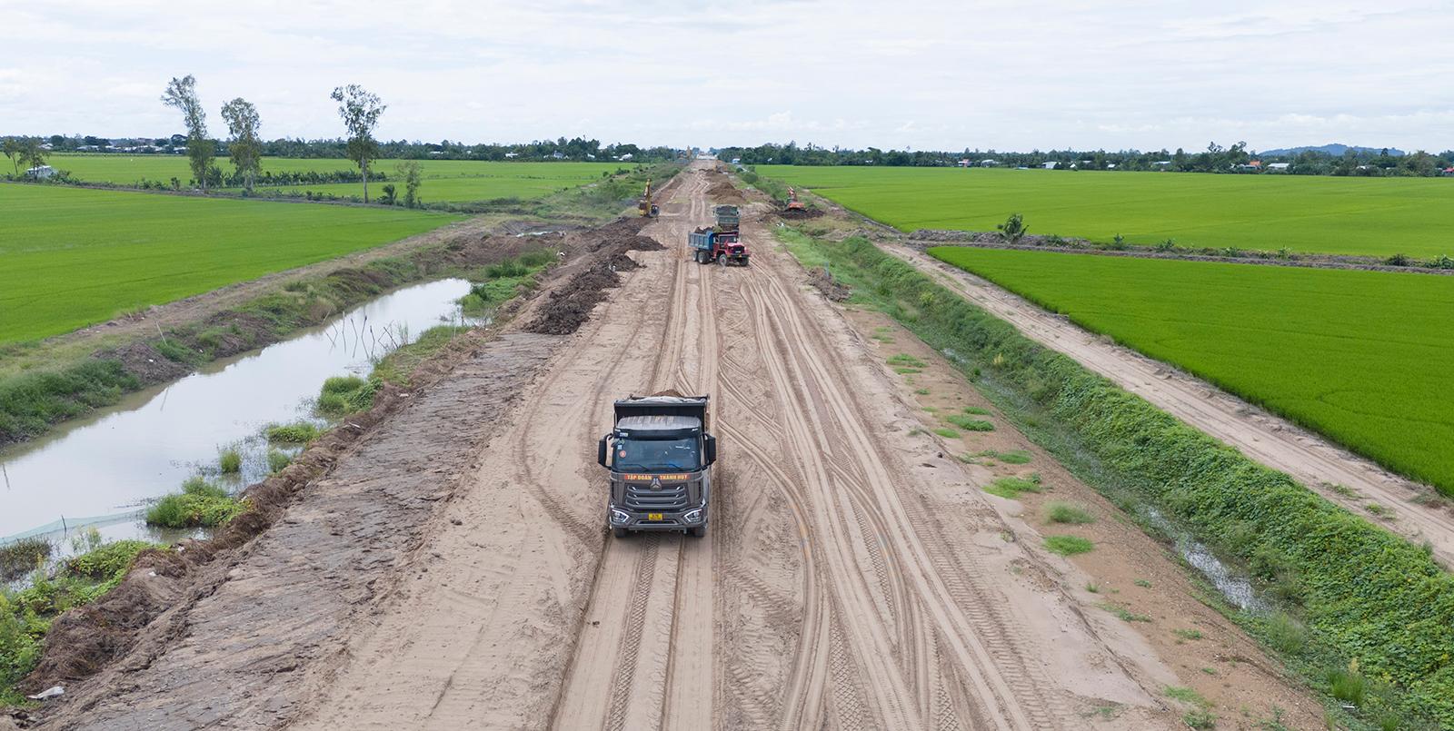 Trên công trường cao tốc Châu Đốc - Cần Thơ - Sóc Trăng