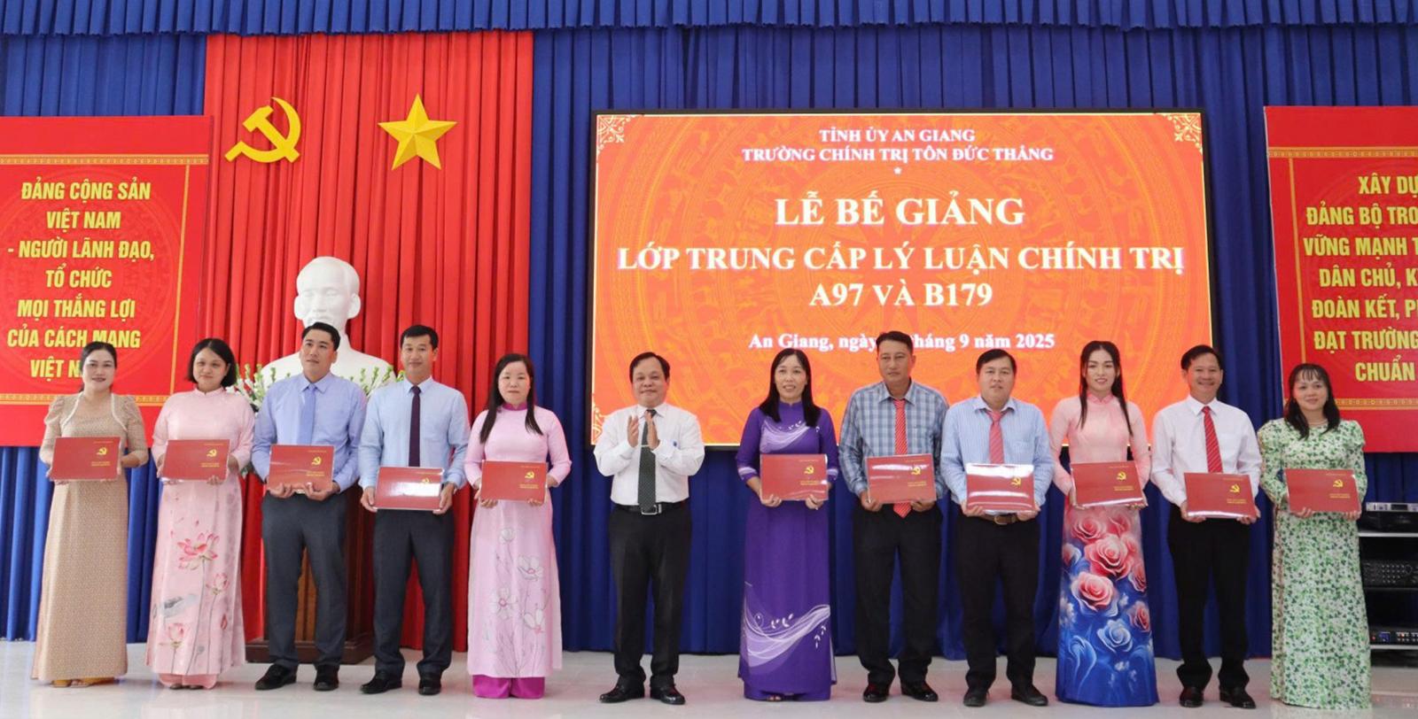 Bế giảng Lớp Trung cấp Lý luận chính trị A97 và B179