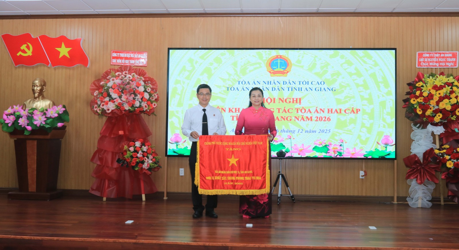 Năm 2025, Tòa án nhân dân tỉnh giải quyết 36.884 vụ, việc Thẩm phán Tòa án nhân dân tối cao, Lương Ngọc Trâm trao cờ thi đua Chính phủ