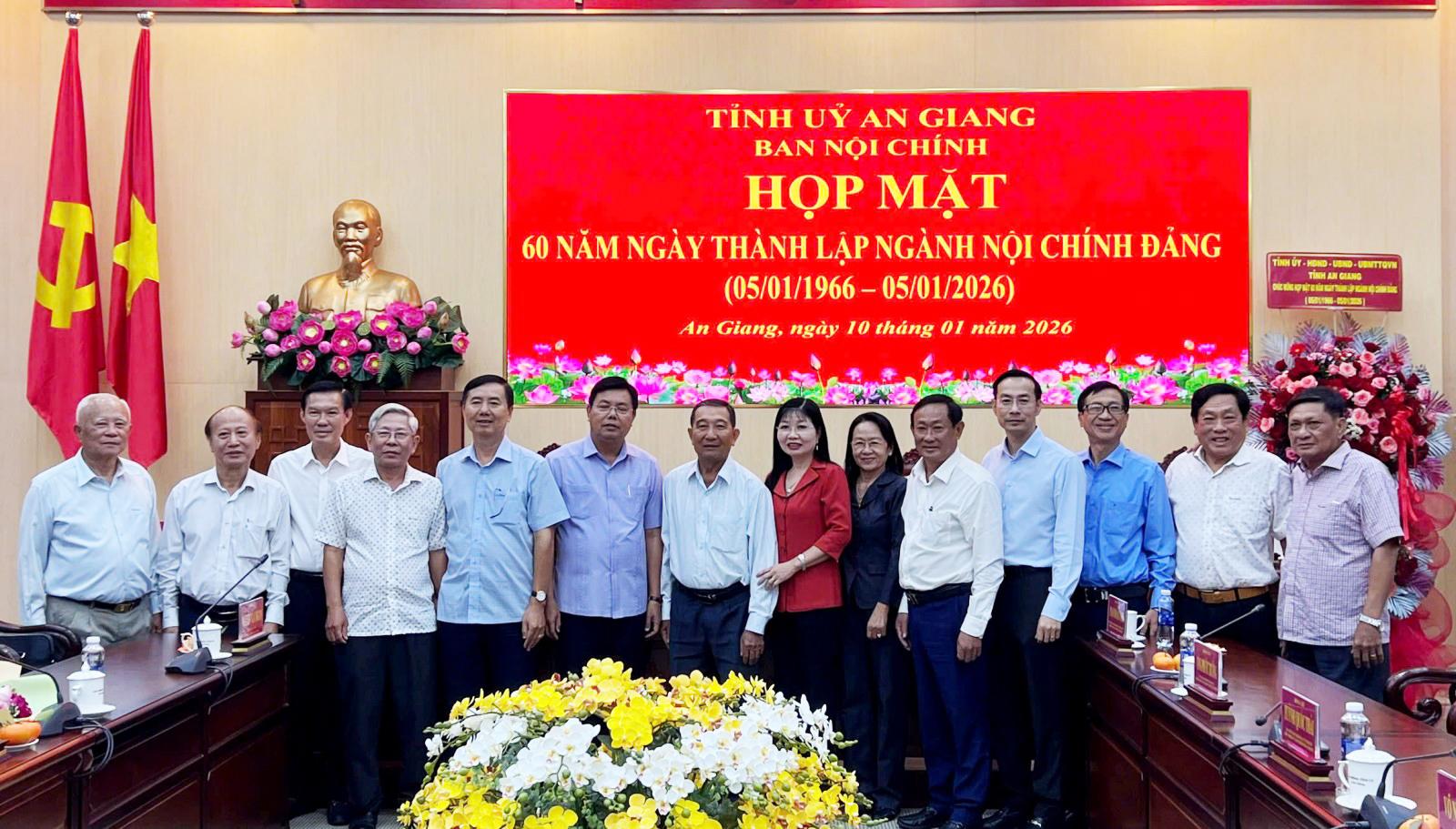 L&atilde;nh đạo chụp h&igrave;nh lưu niệm c&ugrave;ng đại biểu