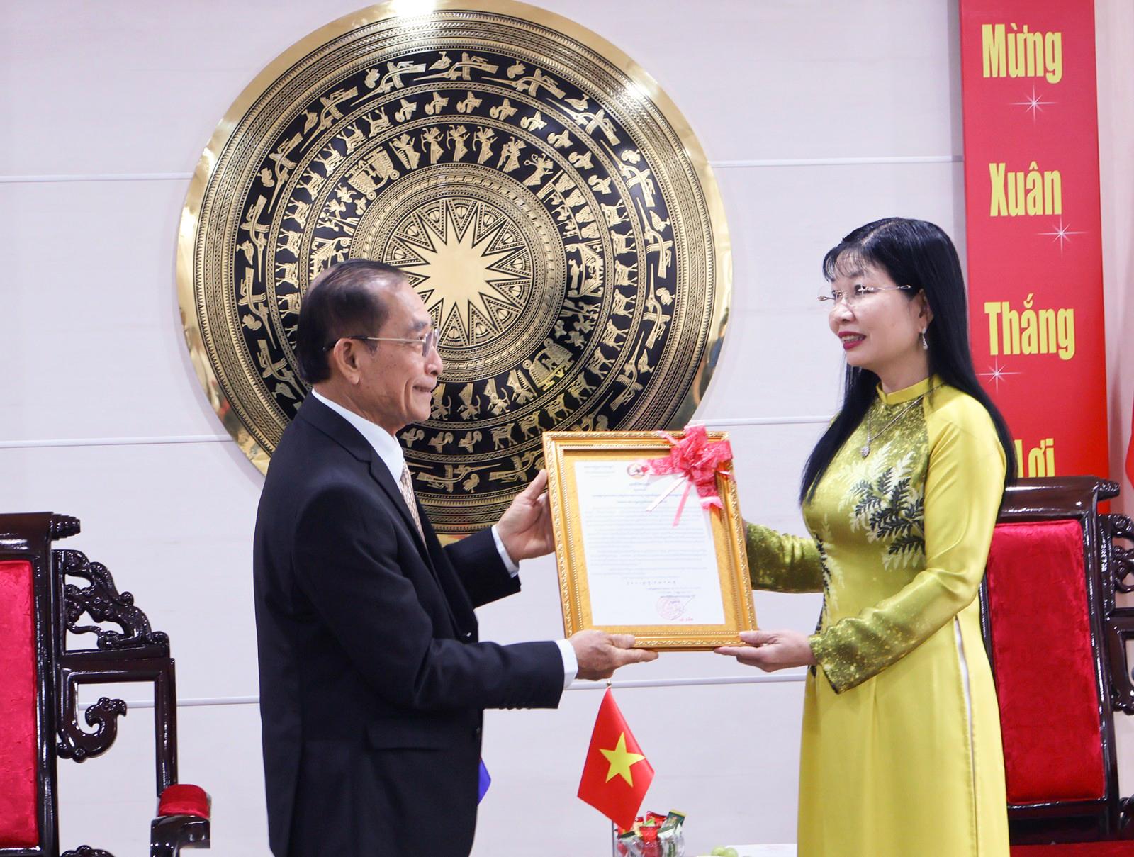 Đoàn đại biểu tỉnh Kampot thăm, chúc tết tỉnh An Giang