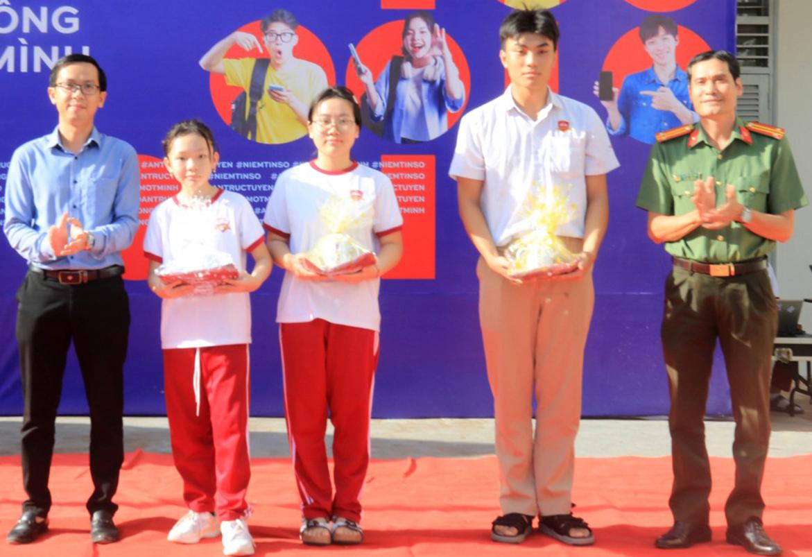 Phát thưởng cho các học sinh đoạt giải trò chơi mini game