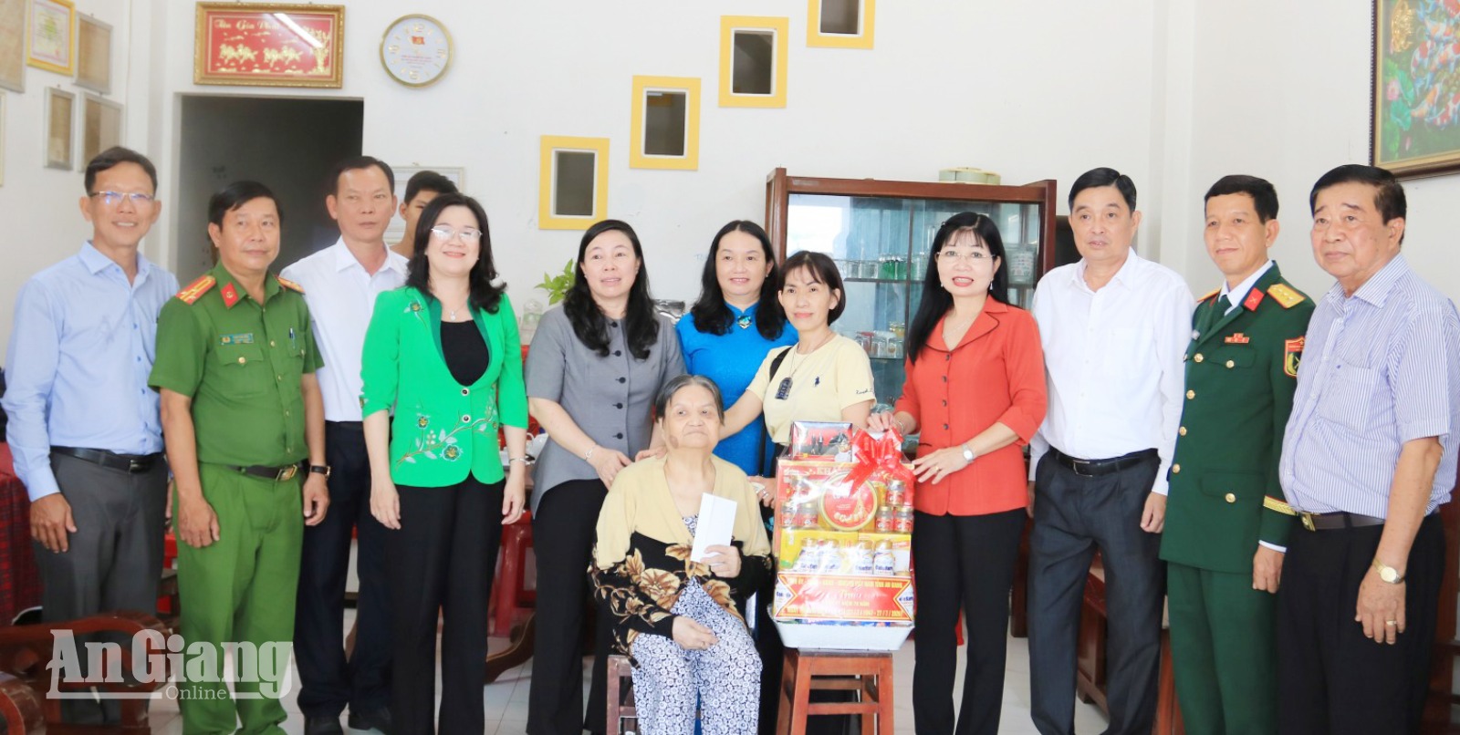 Phó Bí thư Tỉnh ủy, Chủ tịch Ủy ban MTTQ Việt Nam tỉnh An Giang Trần Thị Thanh Hương thăm, tặng quà bà Hứa Thị Bàng