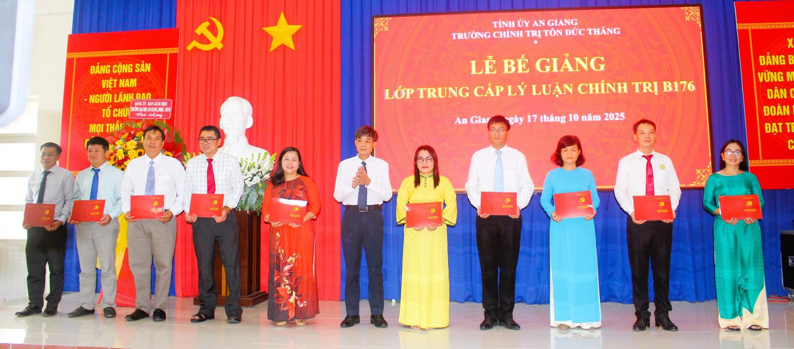 68 học viên hoàn thành Trung cấp Lý luận chính trị