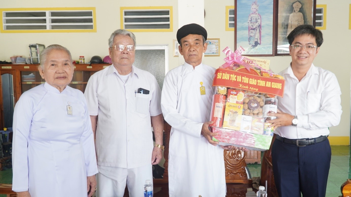 Thăm, tặng quà các cơ sở tôn giáo tại 3 xã, phường