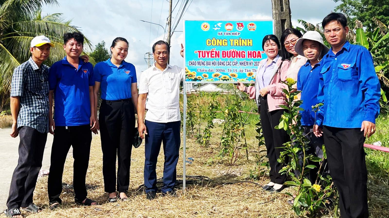 Xã Tân Hiệp ra quân thực hiện công trình “Tuyến đường hoa” chào mừng Đại hội Đảng các cấp