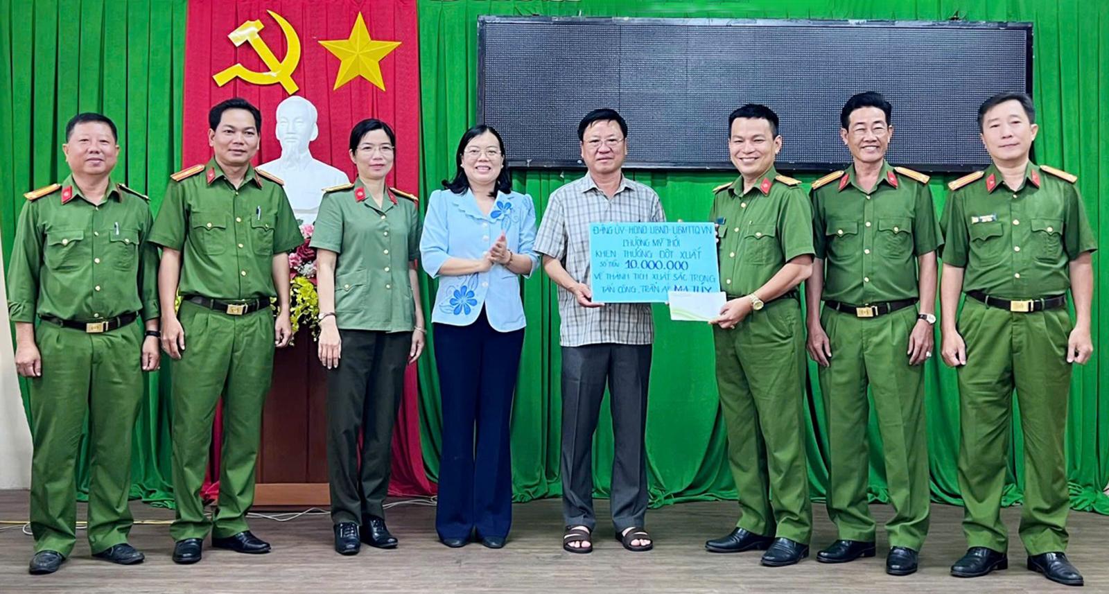 Khen thưởng Công an phường Mỹ Thới với nhiều thành tích trong công tác phòng, chống ma túy Trao thưởng đột xuất cho tập thể Công an phường Mỹ Thới