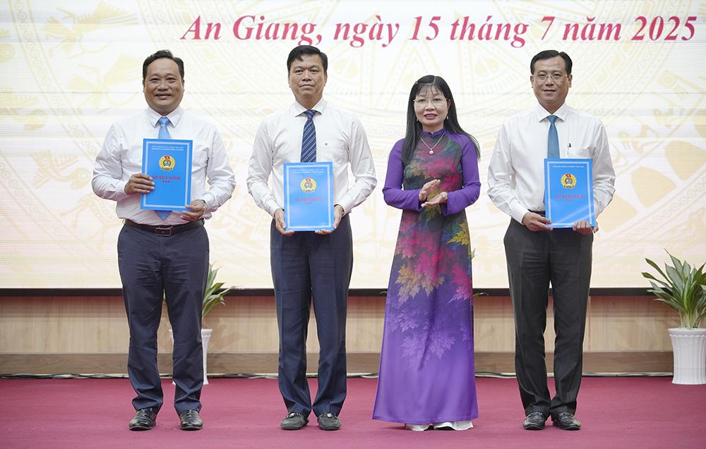 Công bố quyết định tổ chức, cán bộ Mặt trận Tổ quốc và các tổ chức chính trị - xã hội tỉnh An Giang