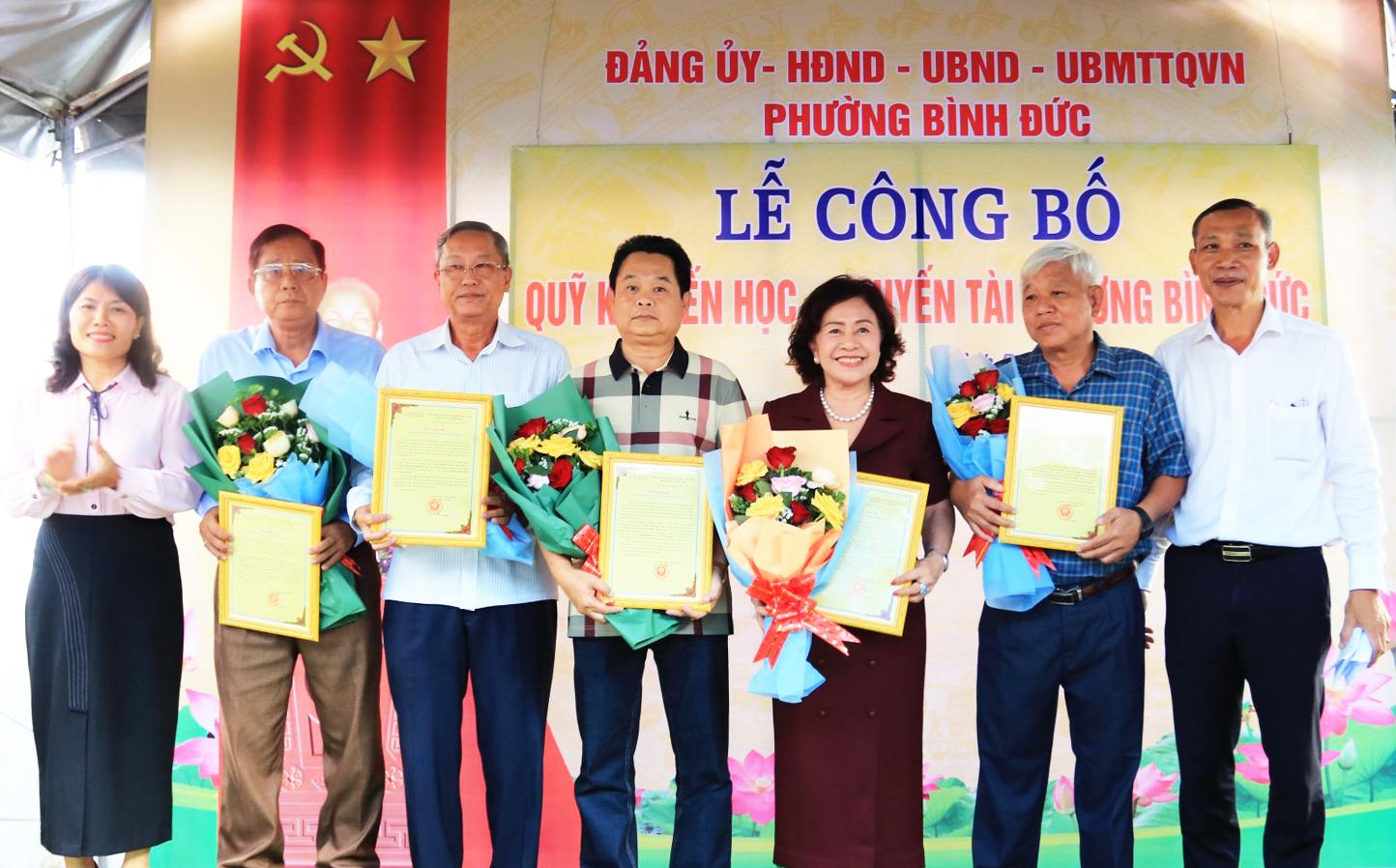 Bí thư Đảng ủy phường Trần Thị Ngọc Diễm và Chủ tịch UBND phường Bình Đức Võ Văn Hòa tặng hoa tri ân các doanh nghiệp, tổ chức, cá nhân và mạnh thường quân