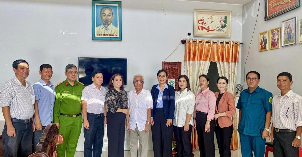 Các địa phương tổ chức thăm, tặng quà gia đình chính sách tiêu biểu