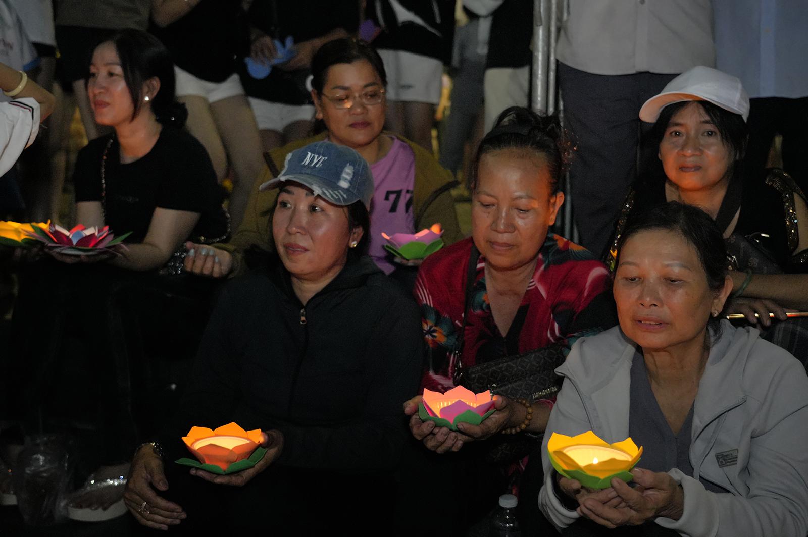Hàng ngàn hoa đăng lung linh tỏa sáng trên sông Kiên