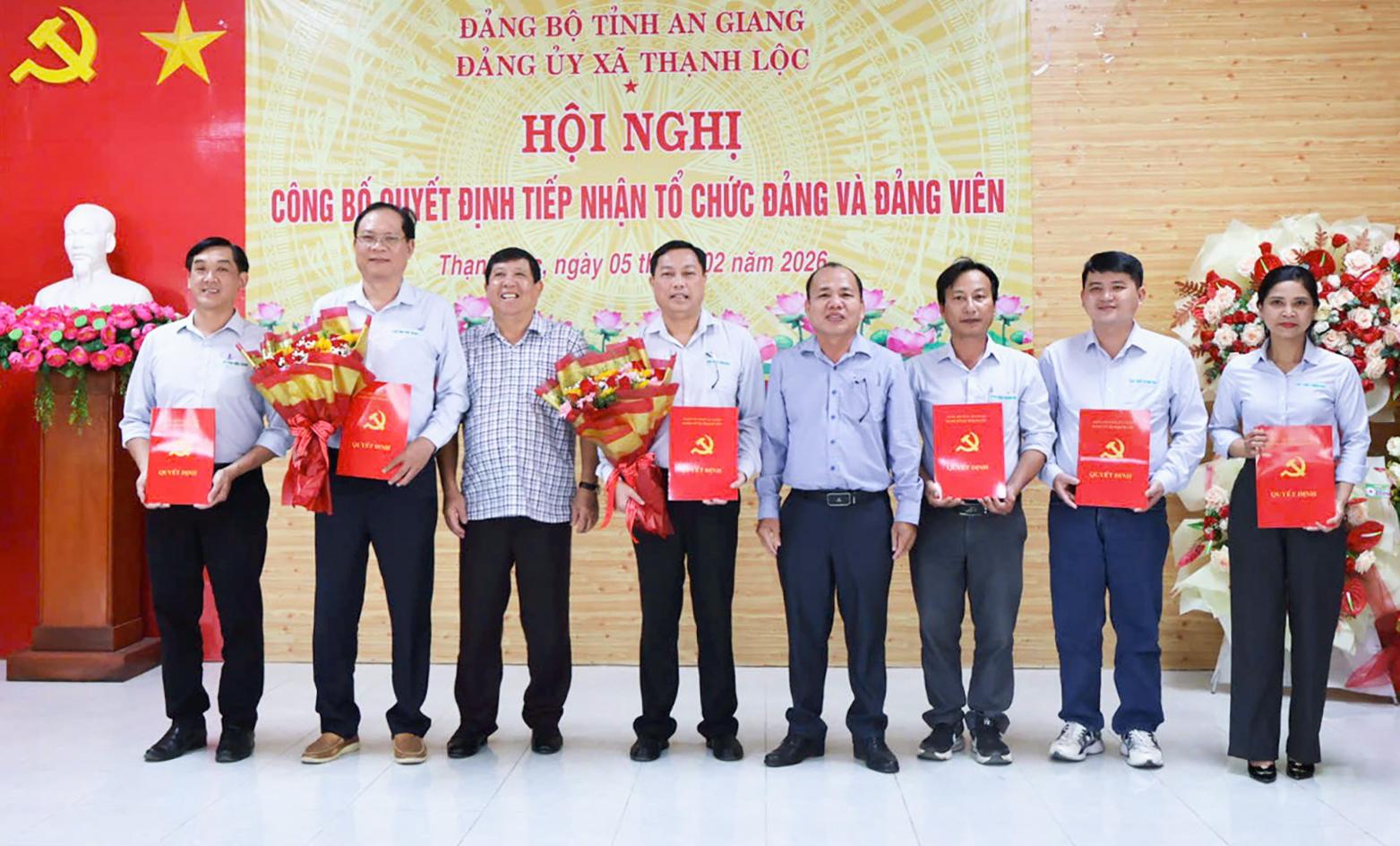 Đảng ủy xã Thạnh Lộc tiếp nhận tổ chức Đảng và đảng viên