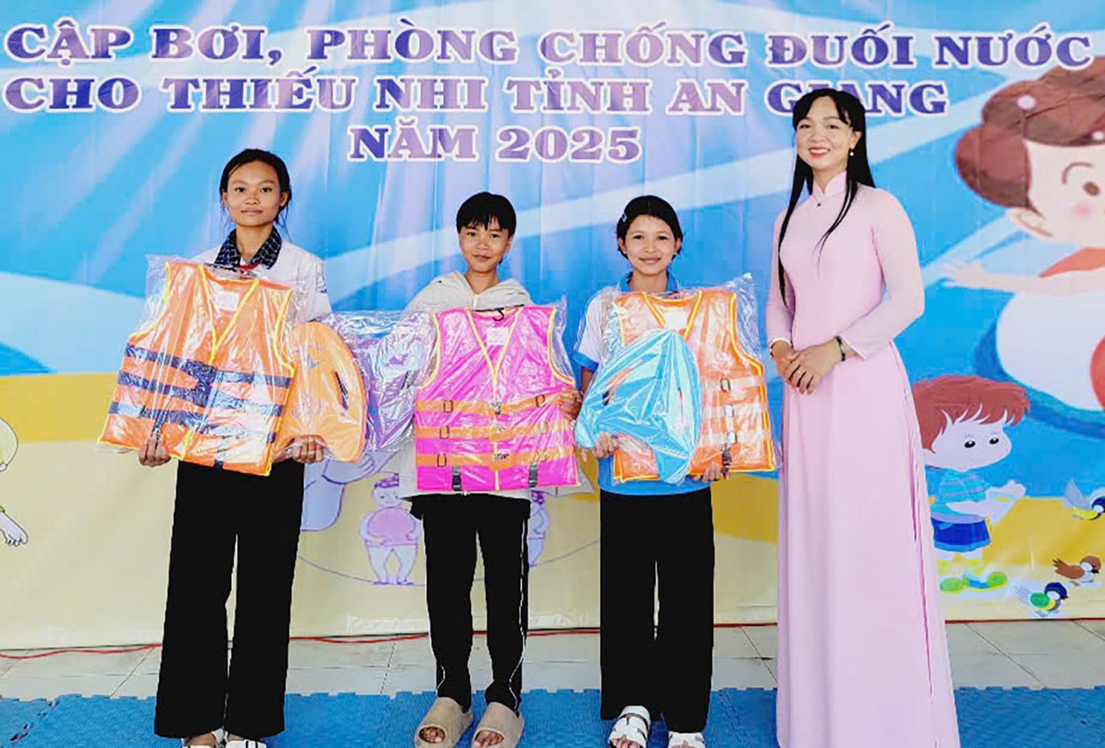 300 học sinh xã Ba Chúc tham gia hoạt động giáo dục an toàn