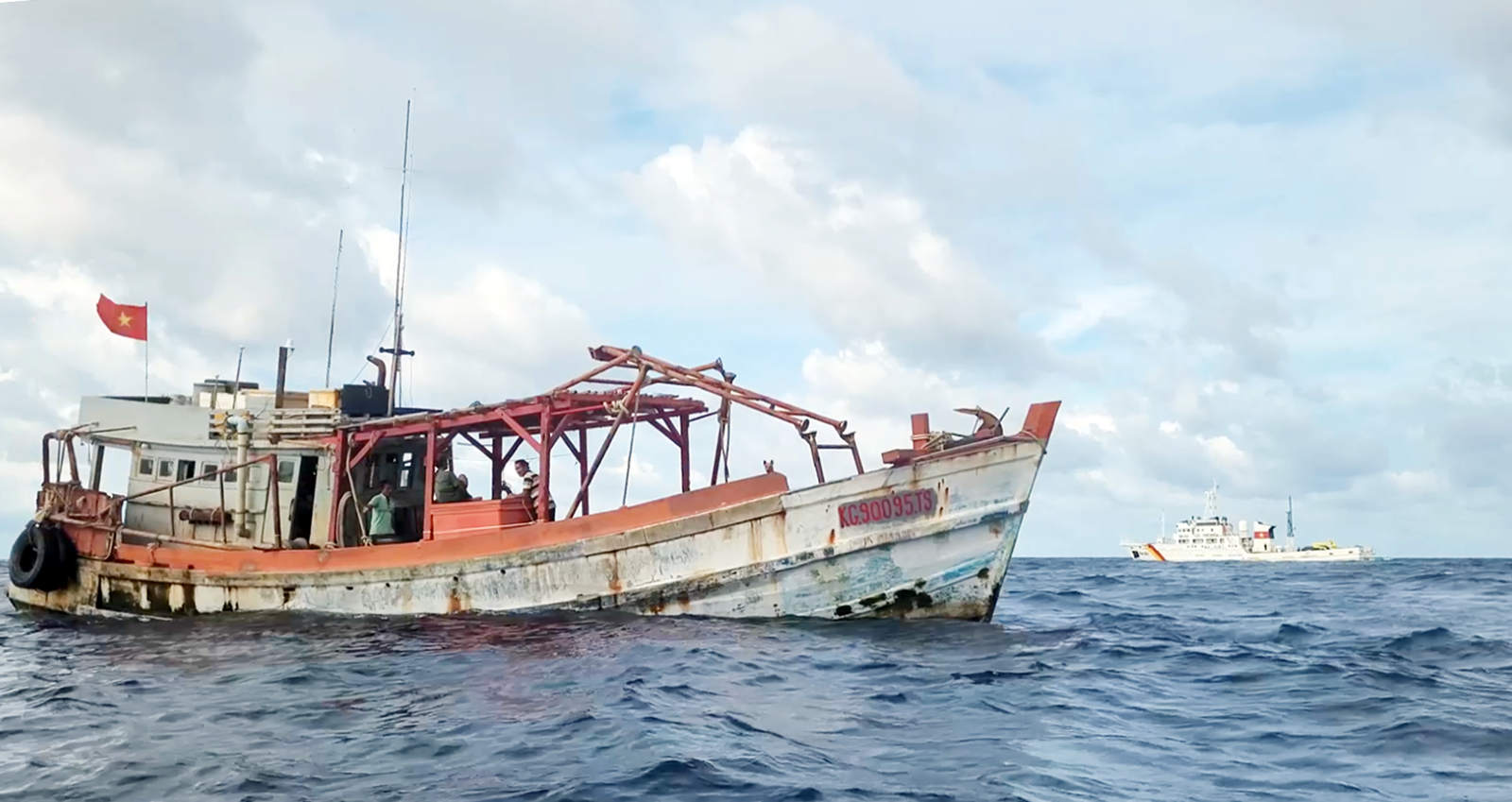 Vùng Cảnh sát biển 4 liên tiếp bắt giữ 3 tàu cá vận chuyển trái phép dầu DO